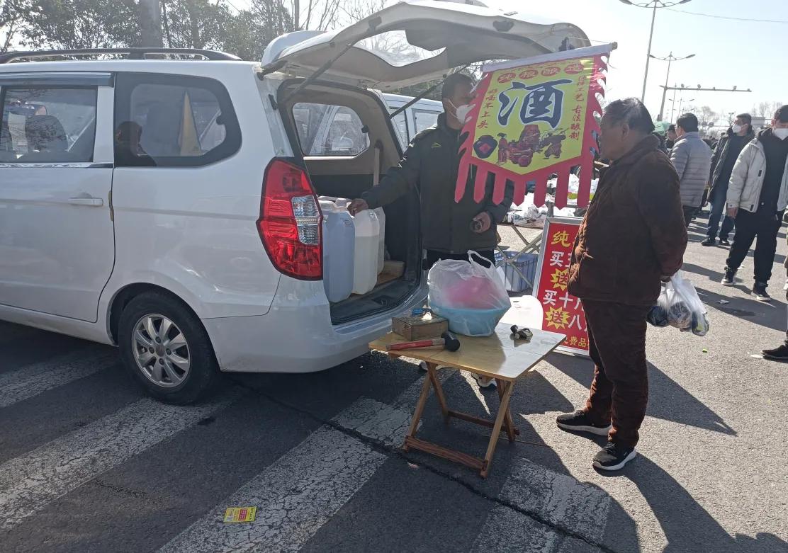 酒贩为啥总叫你“喝一口再买”？竟不是酒品质高，而是另有猫腻！

听说老家集市上，
