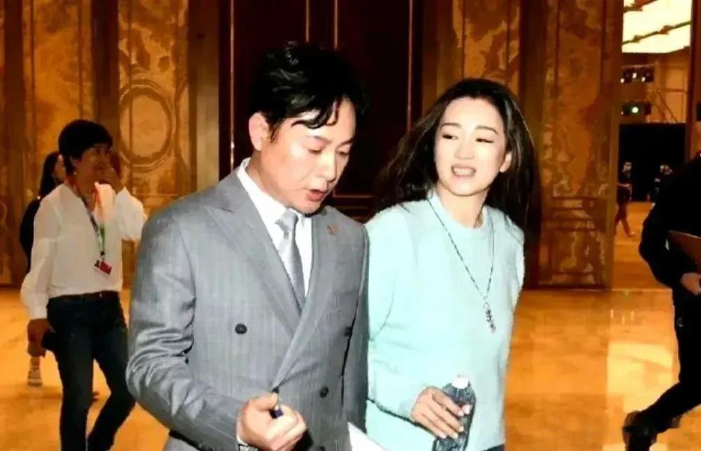 看起来昔日巩俐与张颂文关系真的很不错，那时的巩俐早已贵为国际一线巨星，私下与张颂