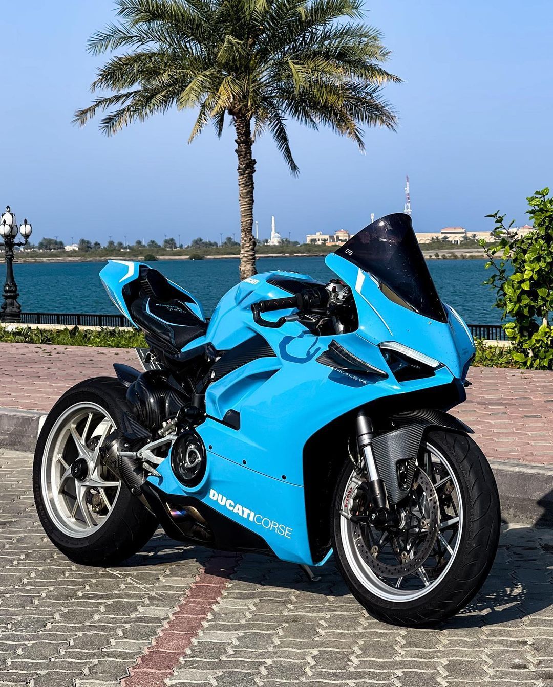 红色是法拉利的灵魂[doge]那蓝色就不帅了吗？ ​​​