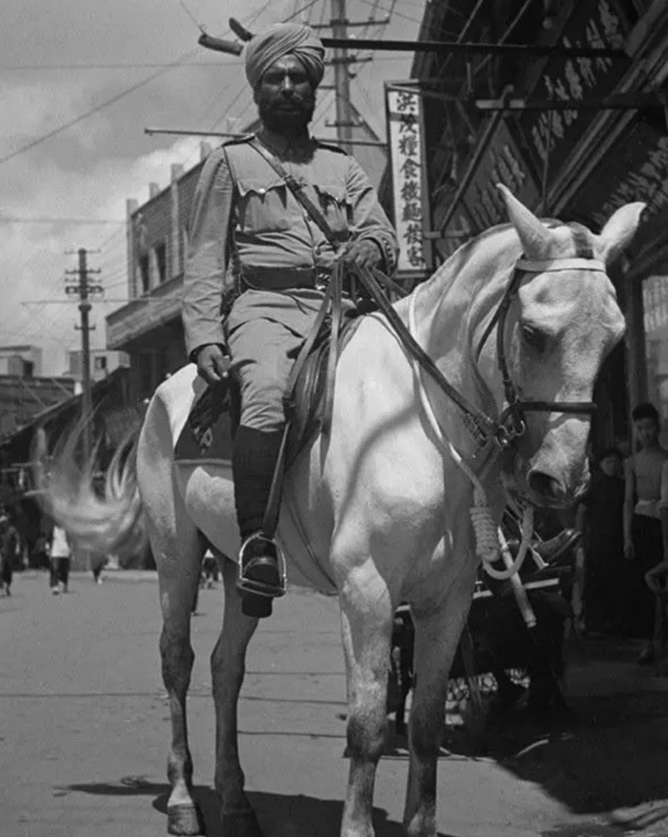 #历史那些事[超话]#1920年，一个印度骑警骑着一匹大马，他很骄傲。在中国的土