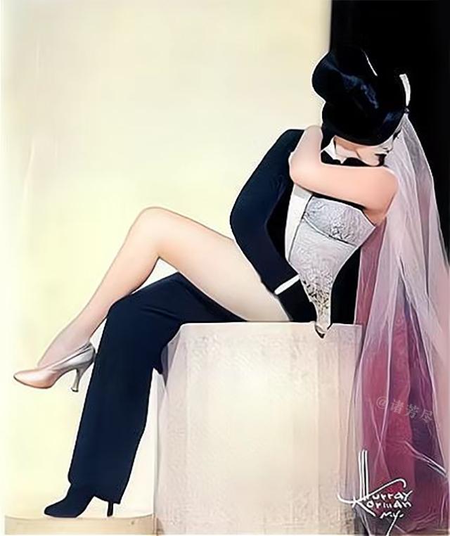 上世纪40年代，美国著名艳舞女郎Zorita在表演由她开创的“雌雄同体”舞蹈。镜