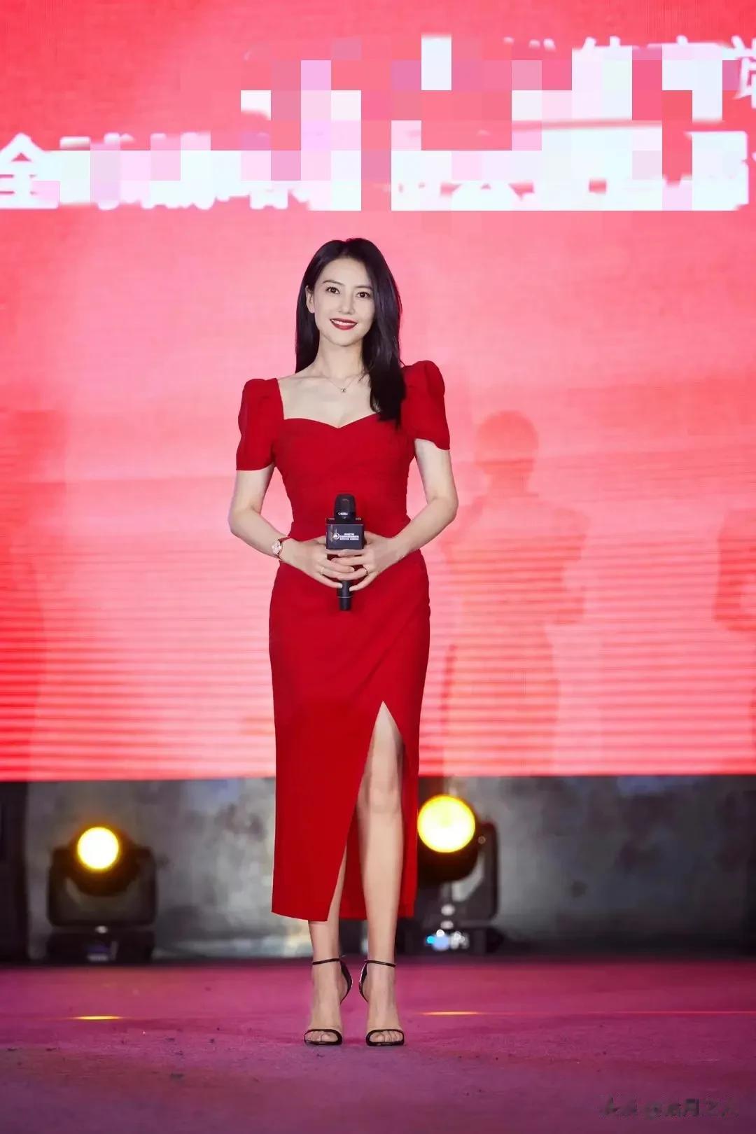 哇，这是谁家的姐姐呀，44岁的她还依旧美的让人心动呢！

这是近日国民美女参加活