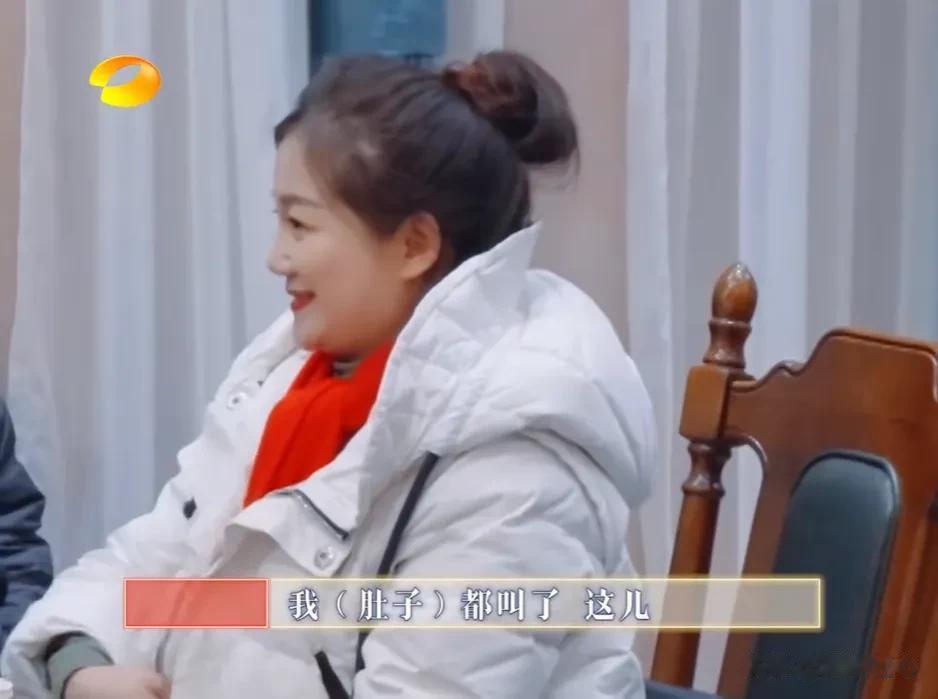 陈小春端盘子上菜时，顾客发现这菜不对劲呀，“怎么少了一块？是不是你们在后面偷吃了