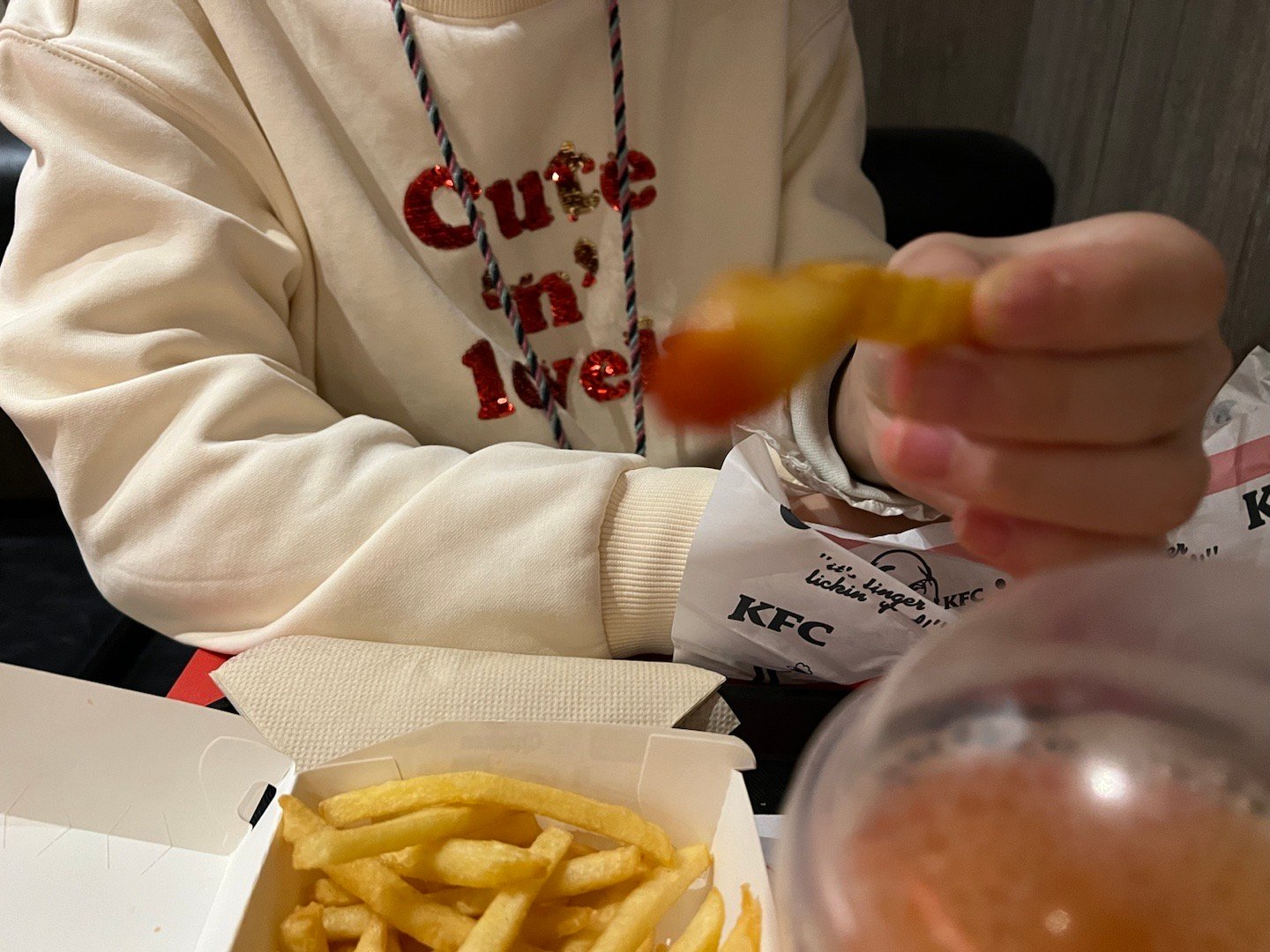 #随手拍# 几乎一到疯狂星期四就要来吃KFC，来了就吃固定的劲脆鸡腿堡、薯条、鸡