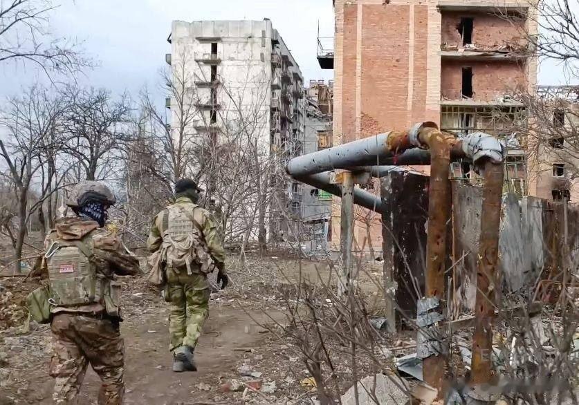 “瓦格纳”继续从北部攻打赫罗莫沃，这是早些时候占领的亚戈诺耶定居点的一部分。并通