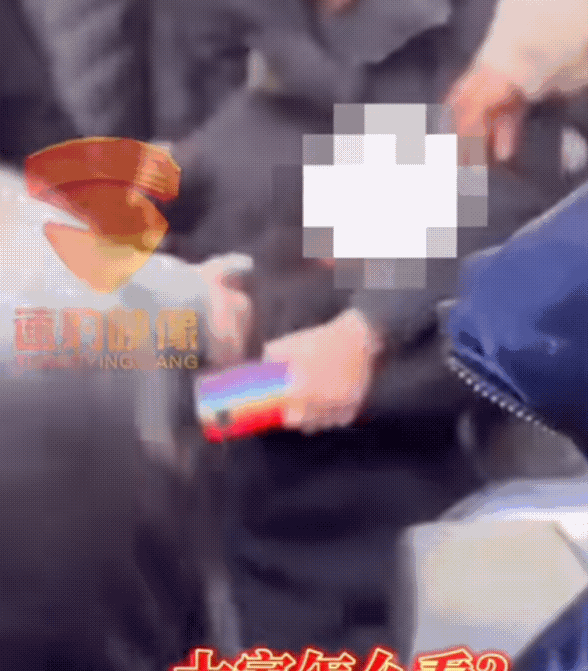 近日，江苏苏州，一位女孩在路边情绪失控，当街不断殴打自己母亲。

原来这位母亲和