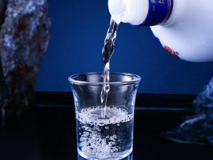 喝白酒是高度好还是低度好？听听行家怎么说，早弄懂早受益！
高度酒入口辣，但后劲大