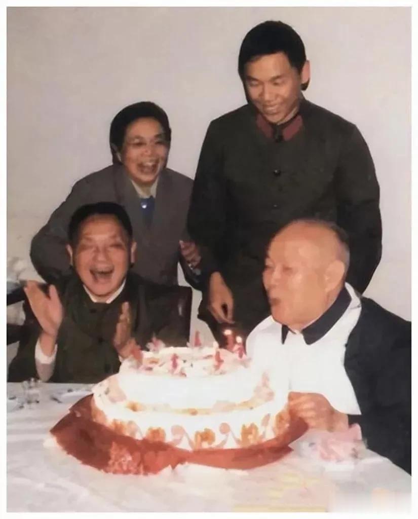 1977年4月28日，叶剑英80大寿。

邓小平和夫人卓琳带着一株万年青，来到西