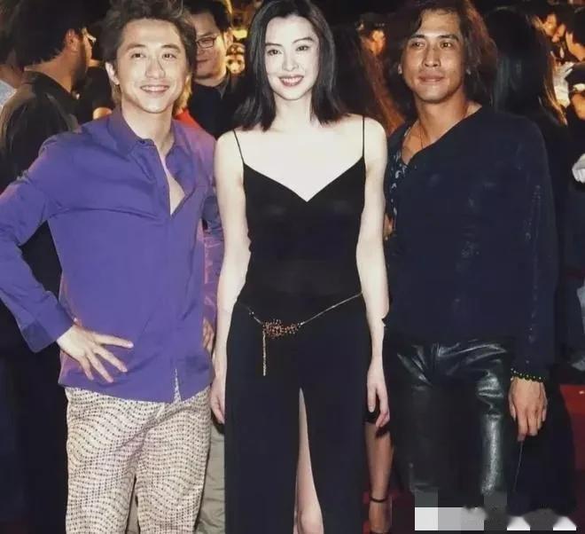 曾经的她，真是美的闪闪发光啊！

那时的他们，郎才女貌，是多么让人羡慕和般配的一