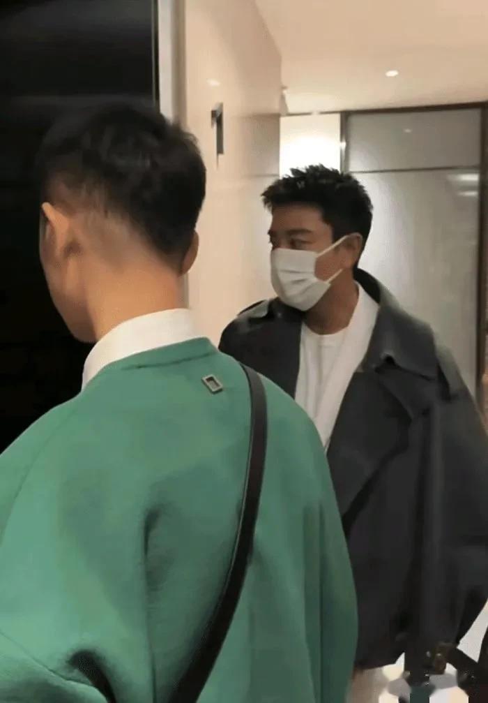 贾乃亮‮让不‬其他‮客房‬坐‬电梯，态度‮张嚣‬引‬热议，网‮怒友‬批明星‮高就