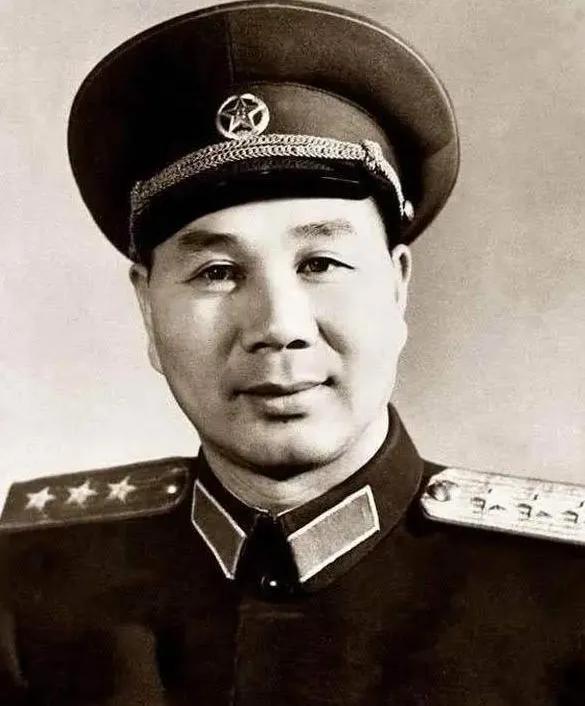 1941年，杨成武怀疑部队中有奸细，环视几圈后。突然，他发现一农民口袋里竟然全是