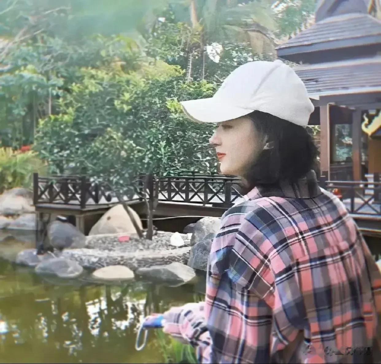 赵丽颖剪短发晒生活照，网友说好久不见！
3月30日晚，赵丽颖在社交平台发文：
“