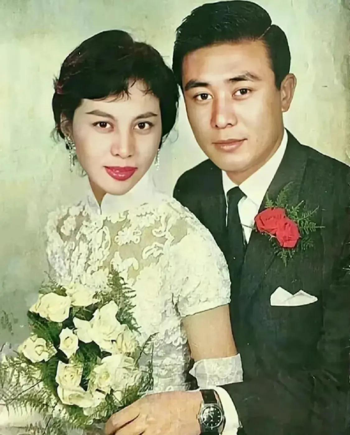 1960年，关之琳的父母拍了一张结婚照片，照片上的女人是关之琳的妈妈张冰茜，男人
