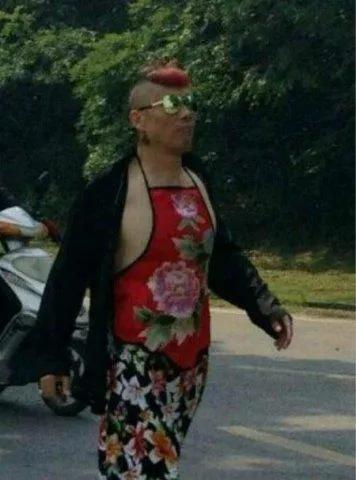 如果一个男孩穿着奇怪的衣服，戴着墨镜，整天耍酷，可能是因为他父母没有管教，也可能