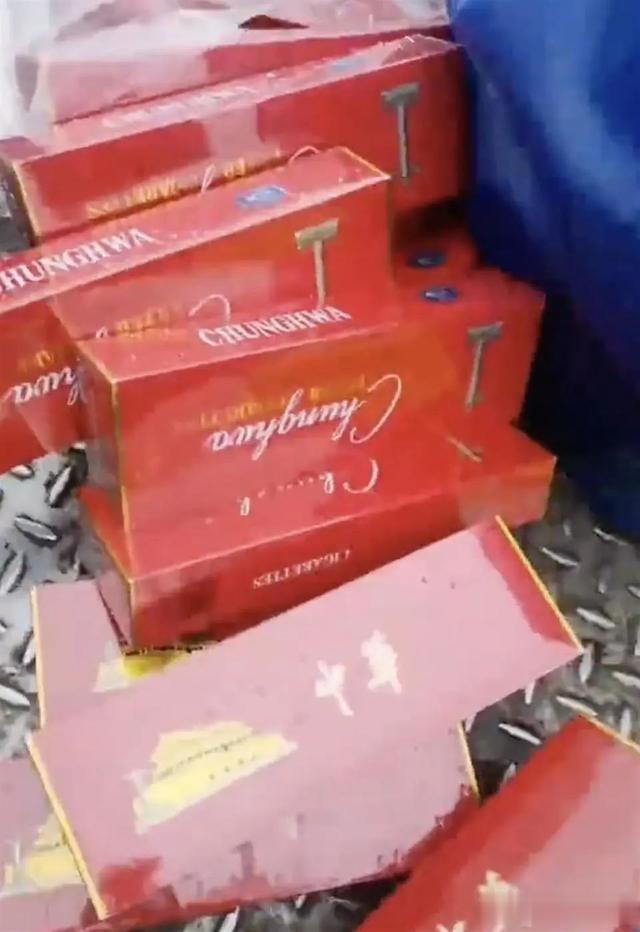 现在境外香烟都在涨价 走私香烟“翻船”的可能性比较大 但是渔民上交后应该给点儿奖
