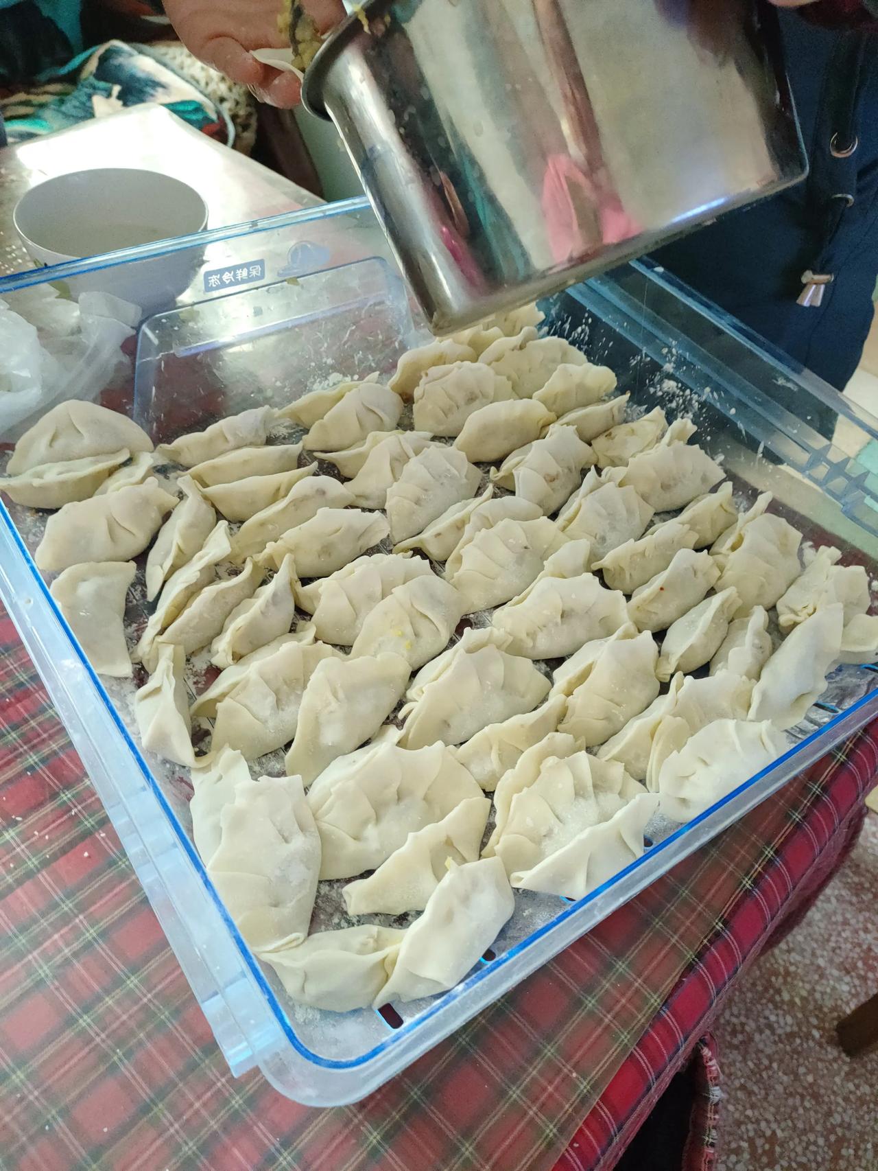 过年的气氛有了，

包饺子，

上坟培土