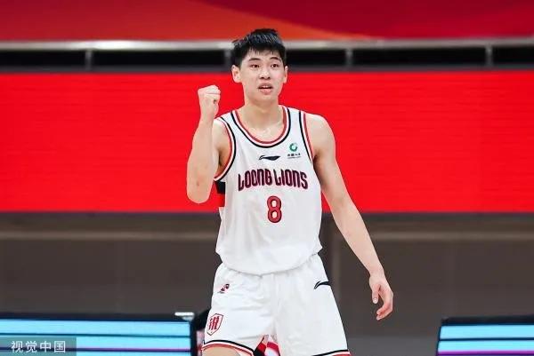 崔永熙霸气隔扣邹雨宸，他在经过国家队历练之后有了很大进步！

崔永熙在对阵北控男