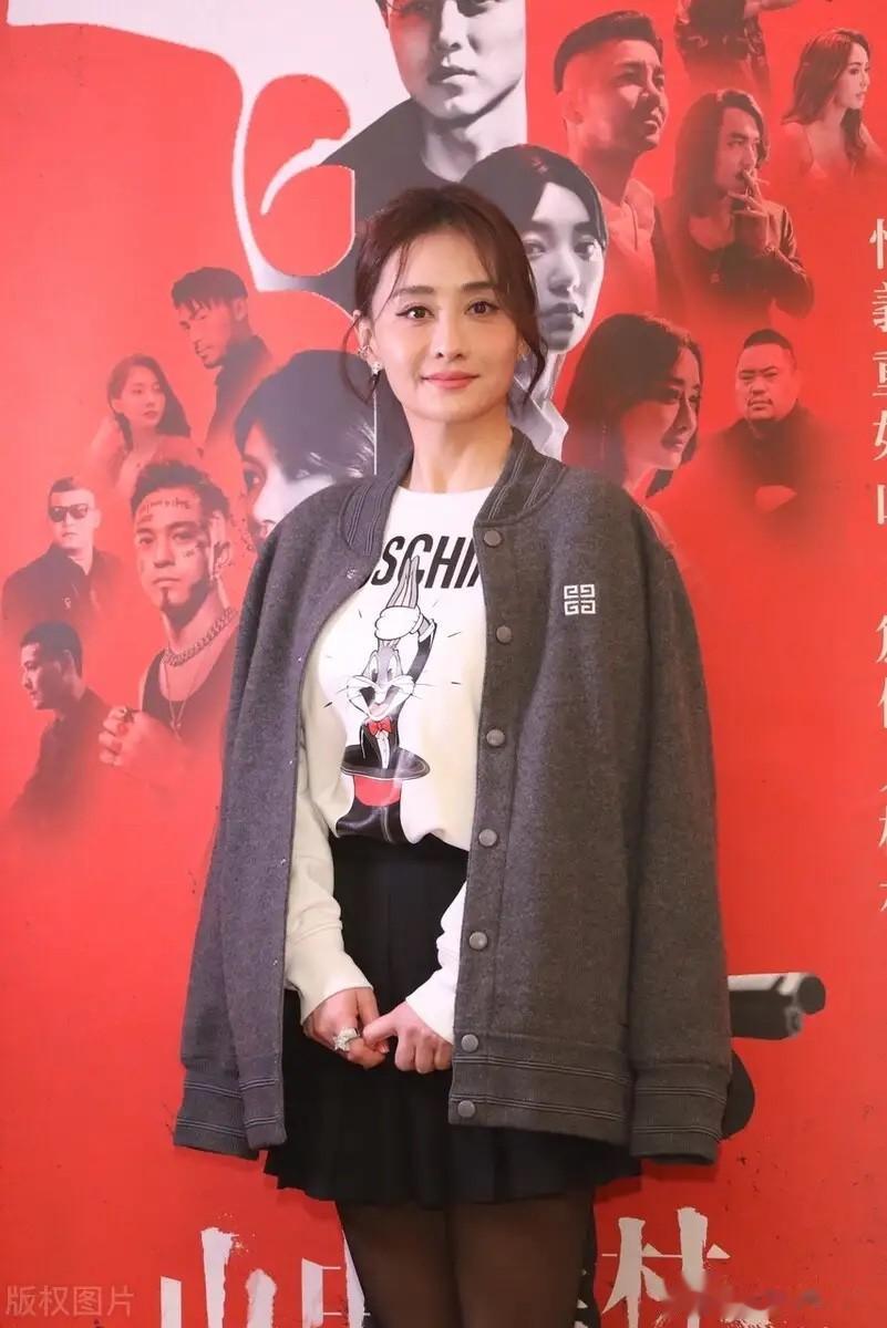 “琼女郎”陈德容线下站台！48岁穿短裙大冷天看着都冷，配黑丝身材没跟上！
 
“