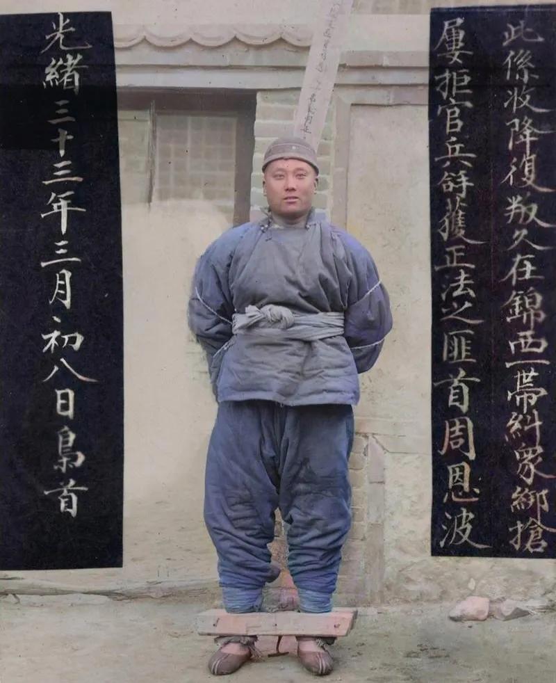 100多年前的东北土匪头子，一身老棉袄老棉裤，一点也不穷凶极恶，倒像个憨厚农民。