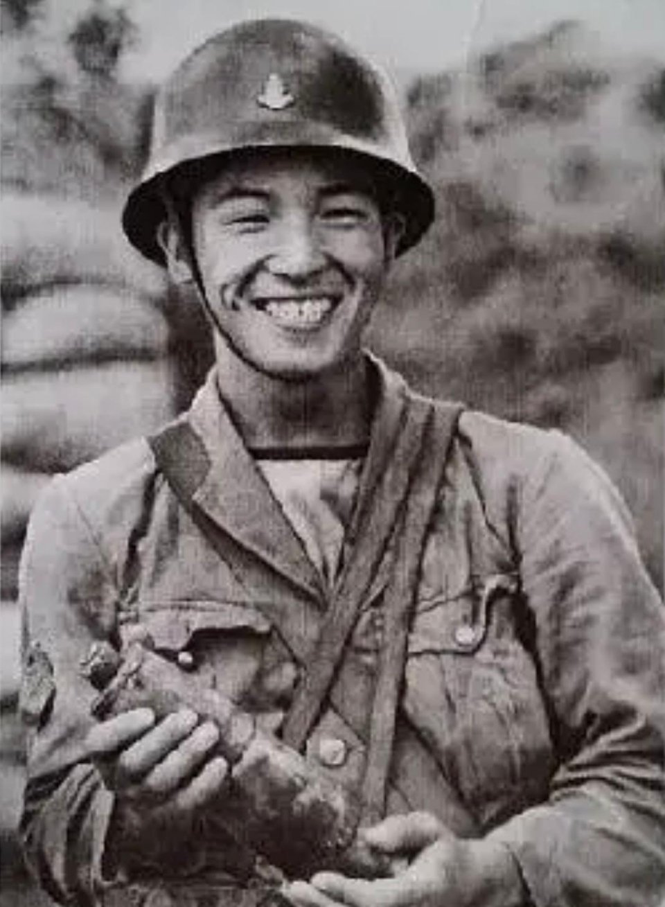 #历史那些事[超话]#1937年8月18日，淞沪战场前线，一个稚气未脱的日本士兵