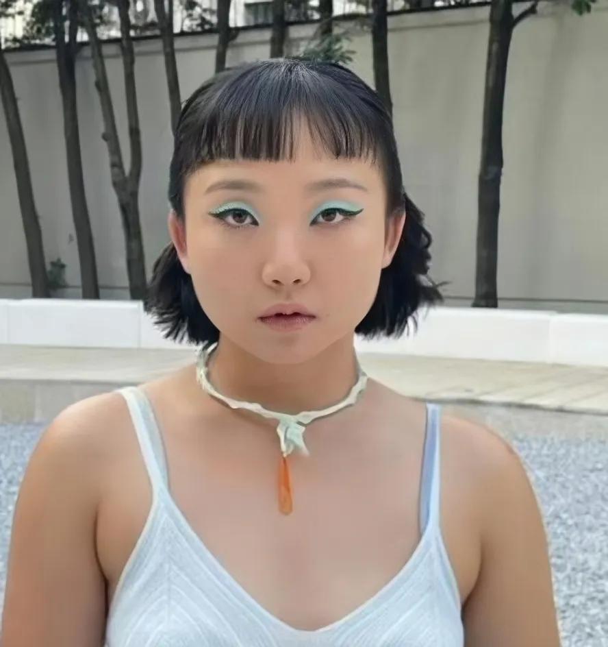 辣目洋子凭一己之力打破大众审美，矮胖壮也能火出圈。
辣目洋子属于肥而不腻，虽然身