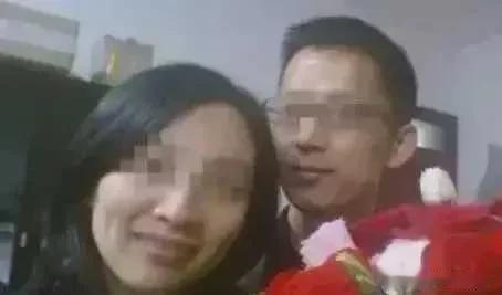 无耻，湖南岳阳某小学校长与女教师小树林玩车震，被女教师丈夫当场强奸，倒在小树林里