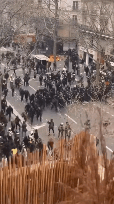 哼哼哈伊！仁者无敌！法国警察凶狠镇压法国民众！3月29日，法国警察和法国人民群众