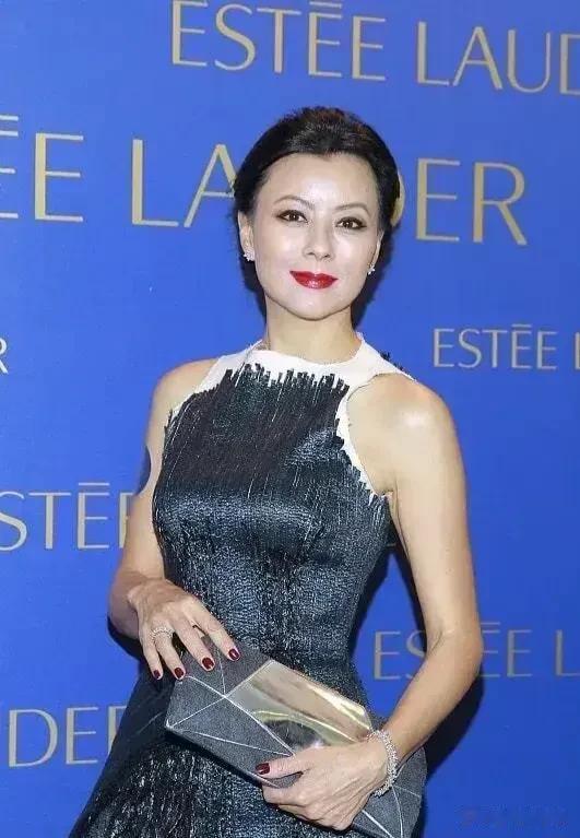 大美人李美凤当年不知道是怎么看上林敏聪的，她曾获得香港小姐亚军，是香港演艺圈有名