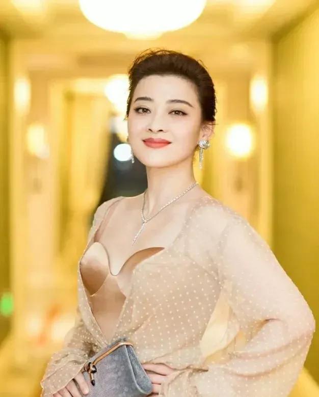 梅婷真的是太美啦，认真打扮起来美出圈，穿搭波点礼服仙气飘飘，立体发型太个性。

