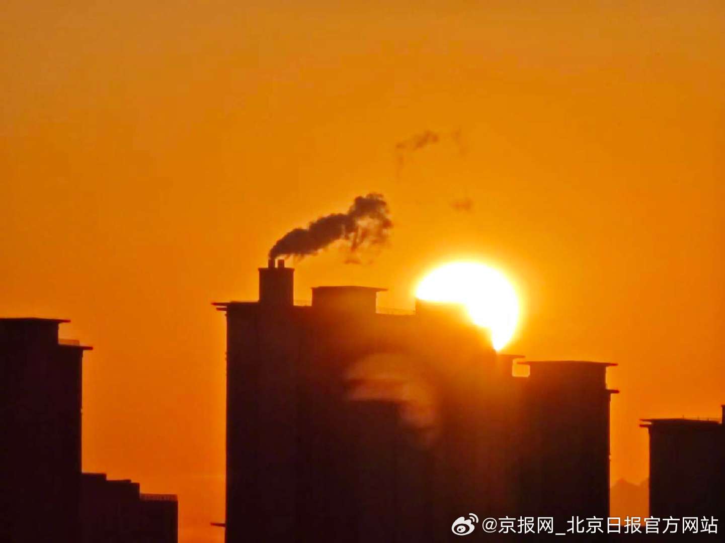 【#北京夕阳抱了抱你#】#北京晚霞陪你回家# 1月21日傍晚，北京夕阳抱了抱你说