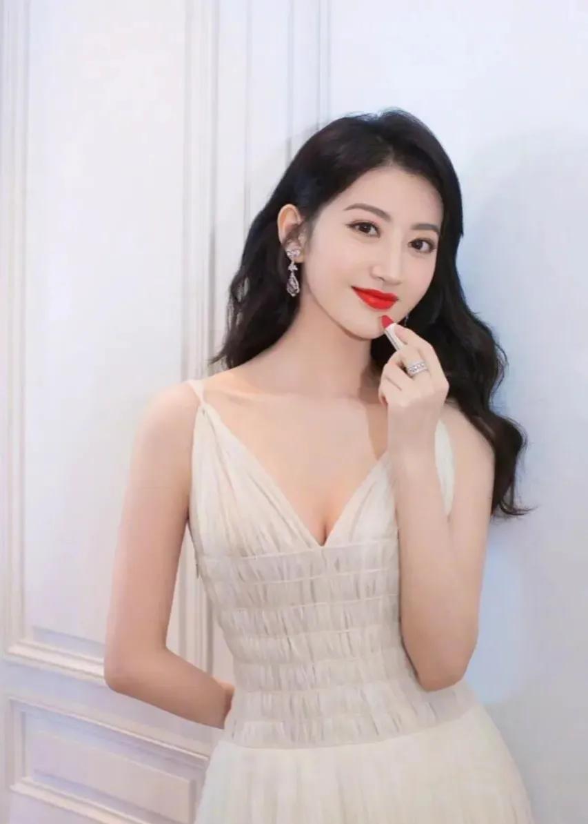  著名女演员，因其美丽的外表和出色的演技而备受关注。她的美貌让每一个人都为之惊叹