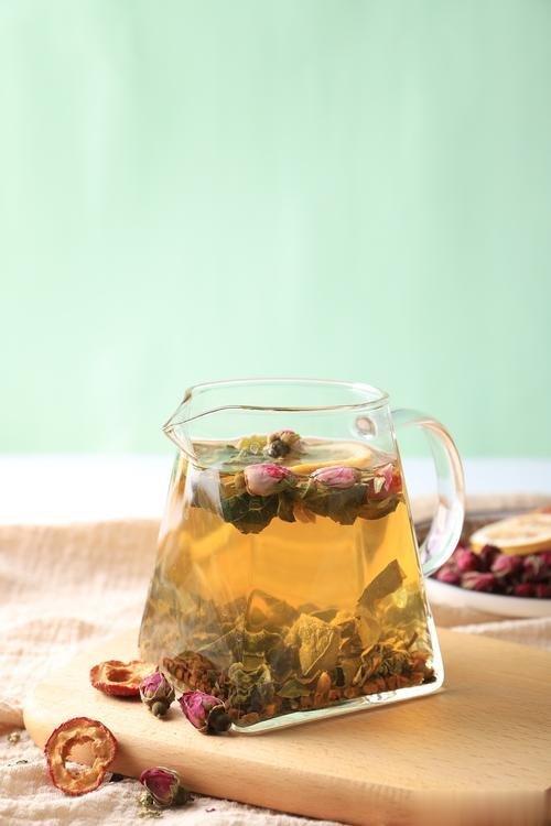 月经有块，花茶来帮忙原料:月季花、玫瑰花、三七花、红花各5朵克做法:加沸水冲泡，