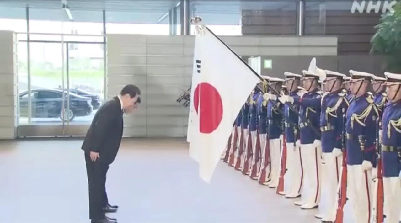 韩国侵略日本，韩国企业强征日本劳工。
韩国总统躬身道歉。
