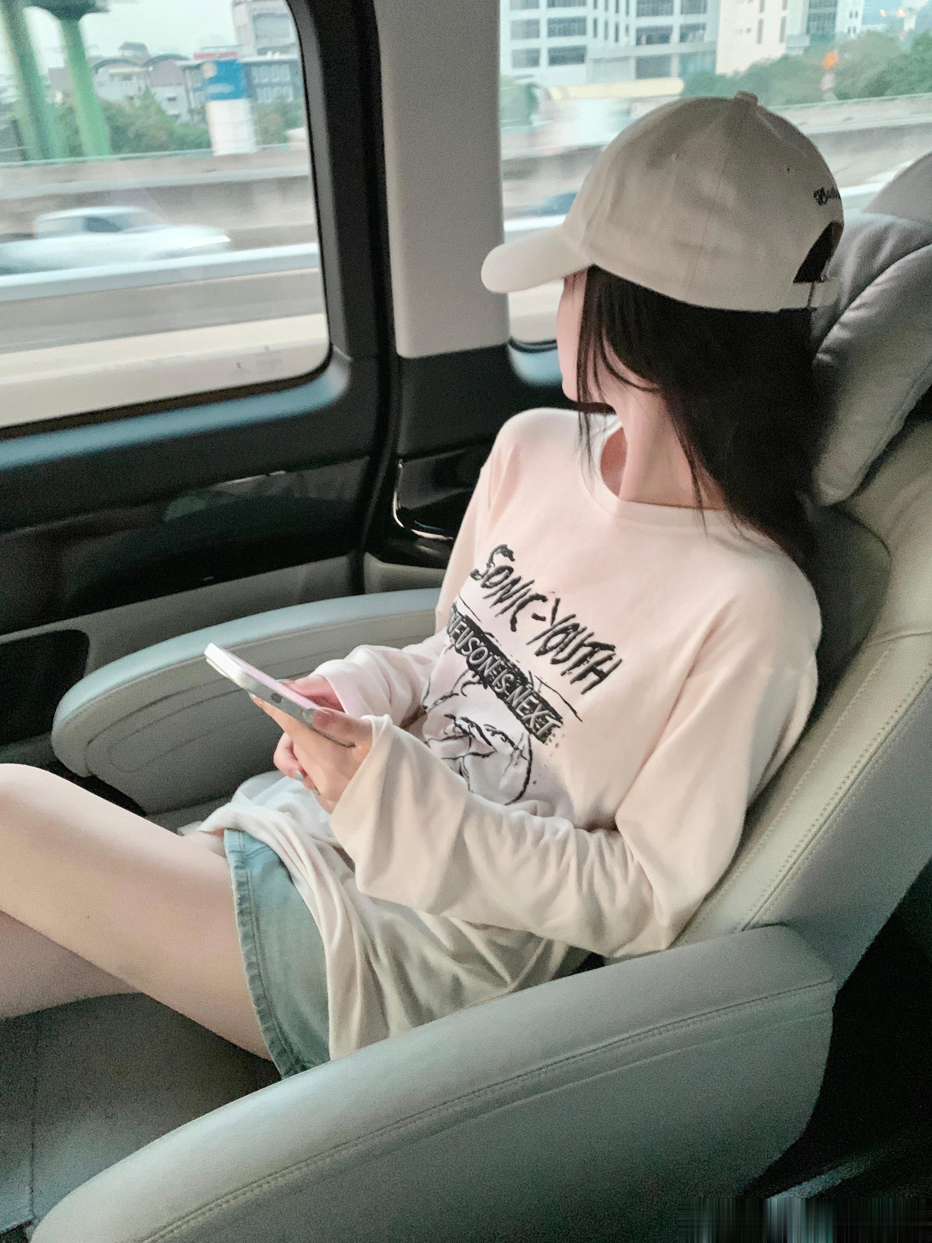 是我一直想要的一款夏季完美长袖t首先它的面料一定要是超软糯质感 垂坠顺滑的厚薄度