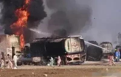 炸了，又炸了！美国120多辆偷油油罐车，7辆装甲车，被叙利亚和伊拉克的武装组织炸