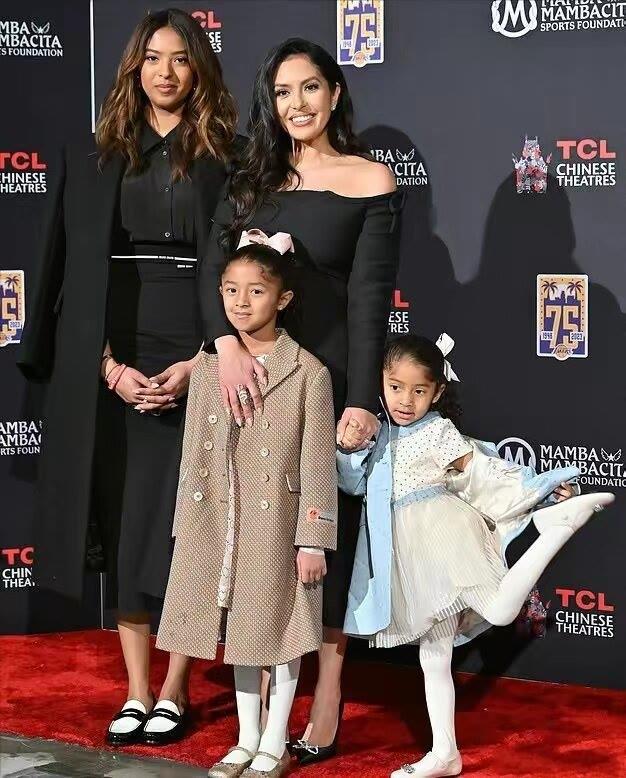 科比遗孀带三个女儿走红毯！女儿们长得太像爸
大家都知道科比是很多人喜欢的篮球明星
