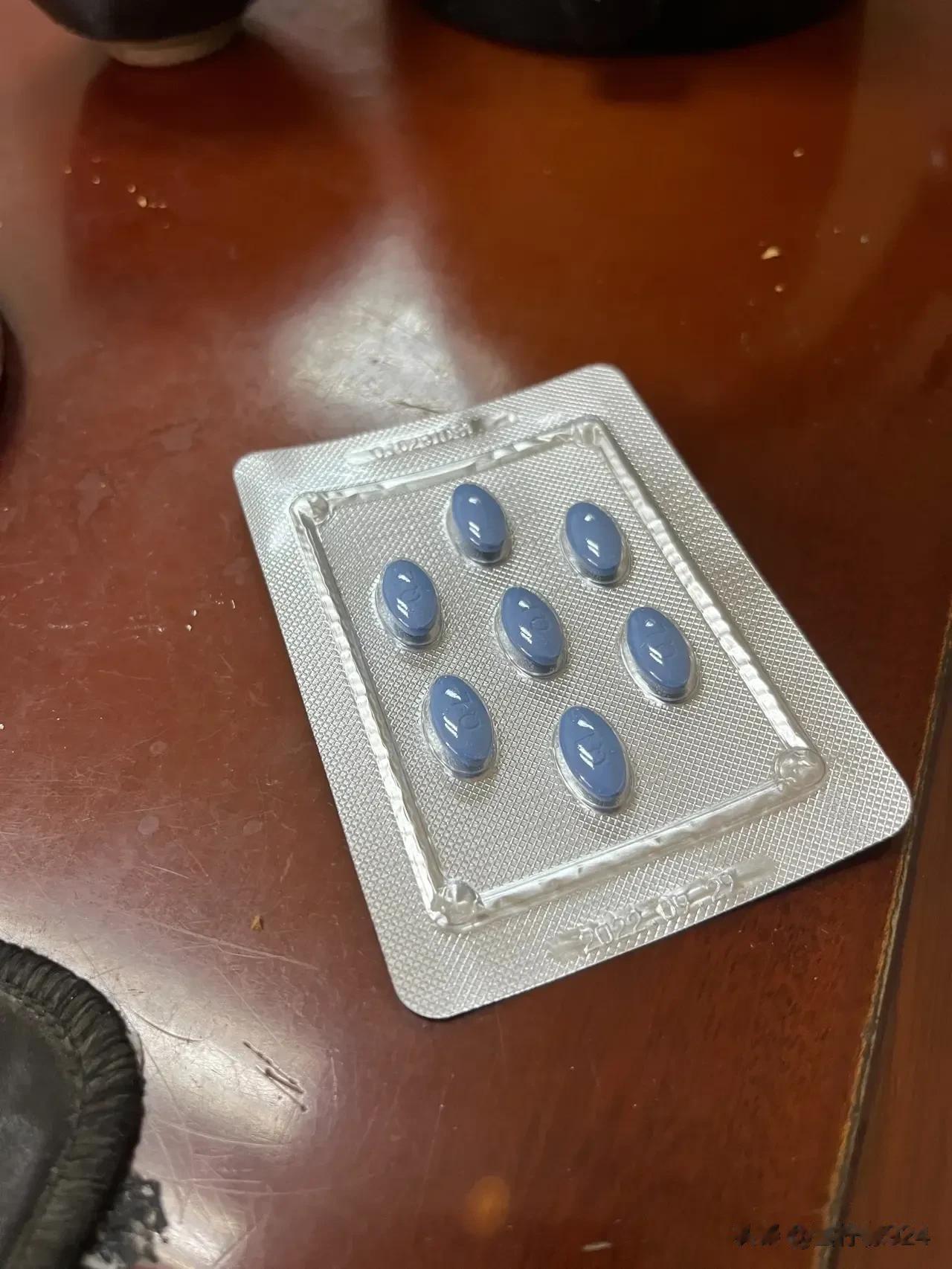 蓝色小药片高达100多块钱一片，伟哥的出现让男人重振雄风。

现在伟哥总销售额突