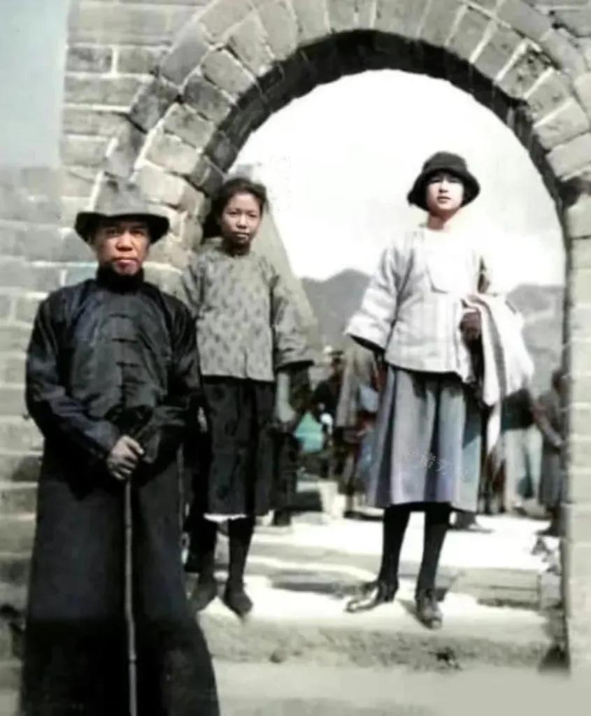 上世纪30年代，林徽因外出游玩时和公爹梁启超、小姑子梁思庄的一张合影。
林徽因在