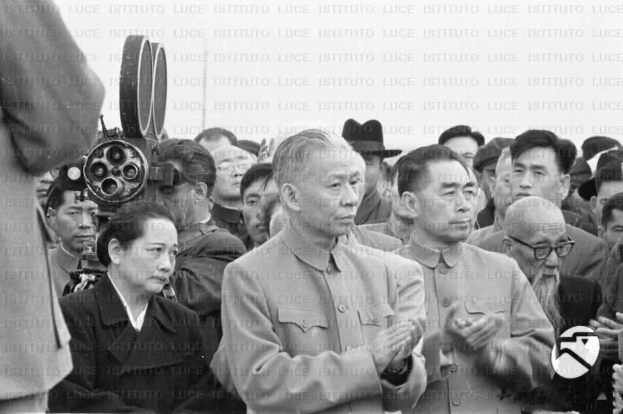1959年9月30日，国家主席刘少奇同志、国务院总理周恩来同志、全国人大常委会副