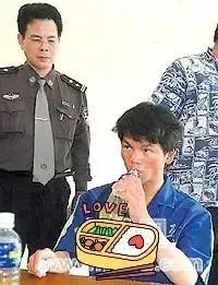 这是2004年，被关押在拘留所中的马加爵，一张罕见的留影，照片中的他正在喝水，表