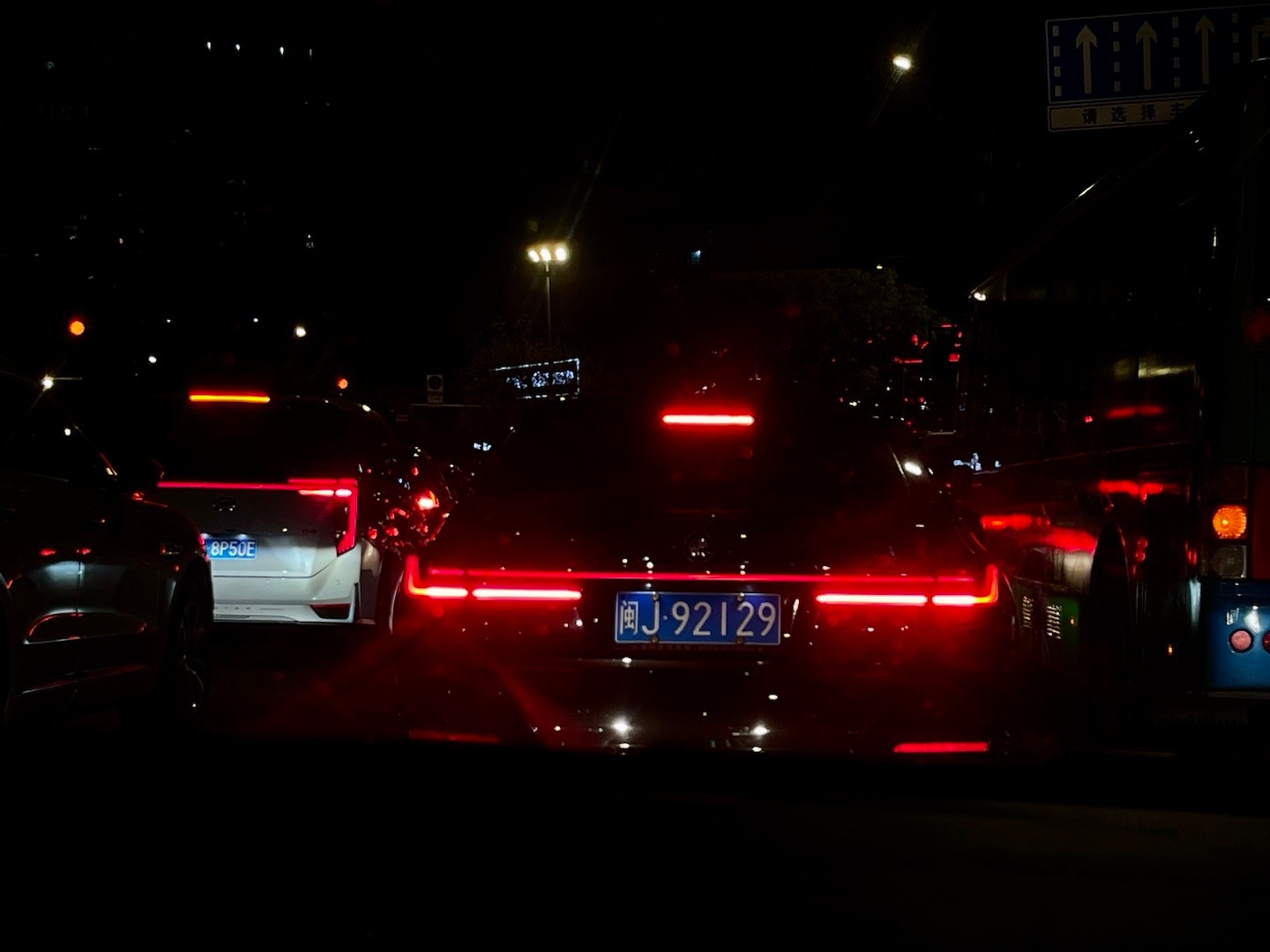 如果所有新车都用上贯穿尾灯~三个车道三台车连成一条线，也是夜晚路上一道别样的夜色