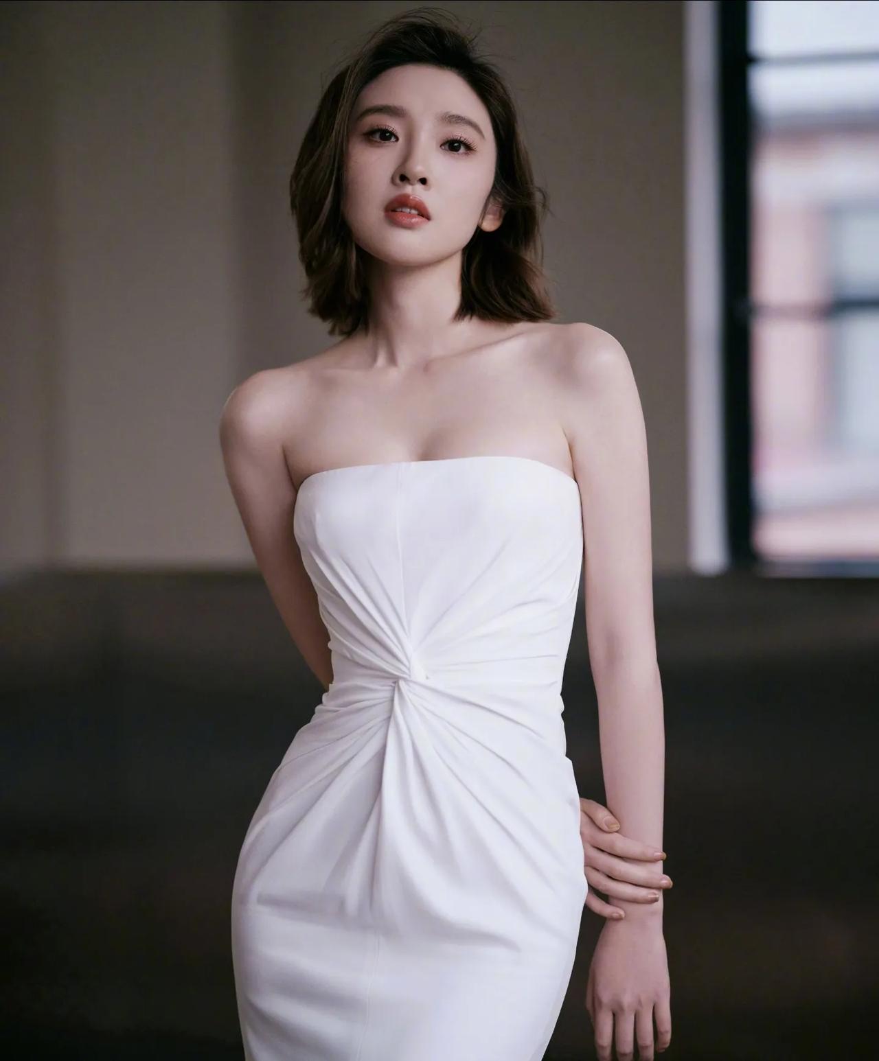 唐艺昕窗边秀身材，从青春的小姑娘，慢慢成长为人妻，唐艺昕这一路走来变化真的好大，