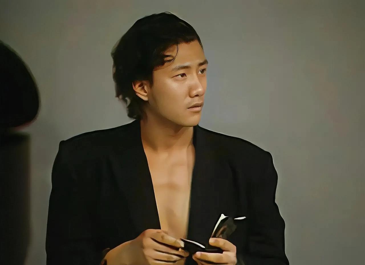 年轻时的胡军和他的儿子的颜值对比，儿子比爸爸差得太远了。
年轻时的胡军身材健硕，