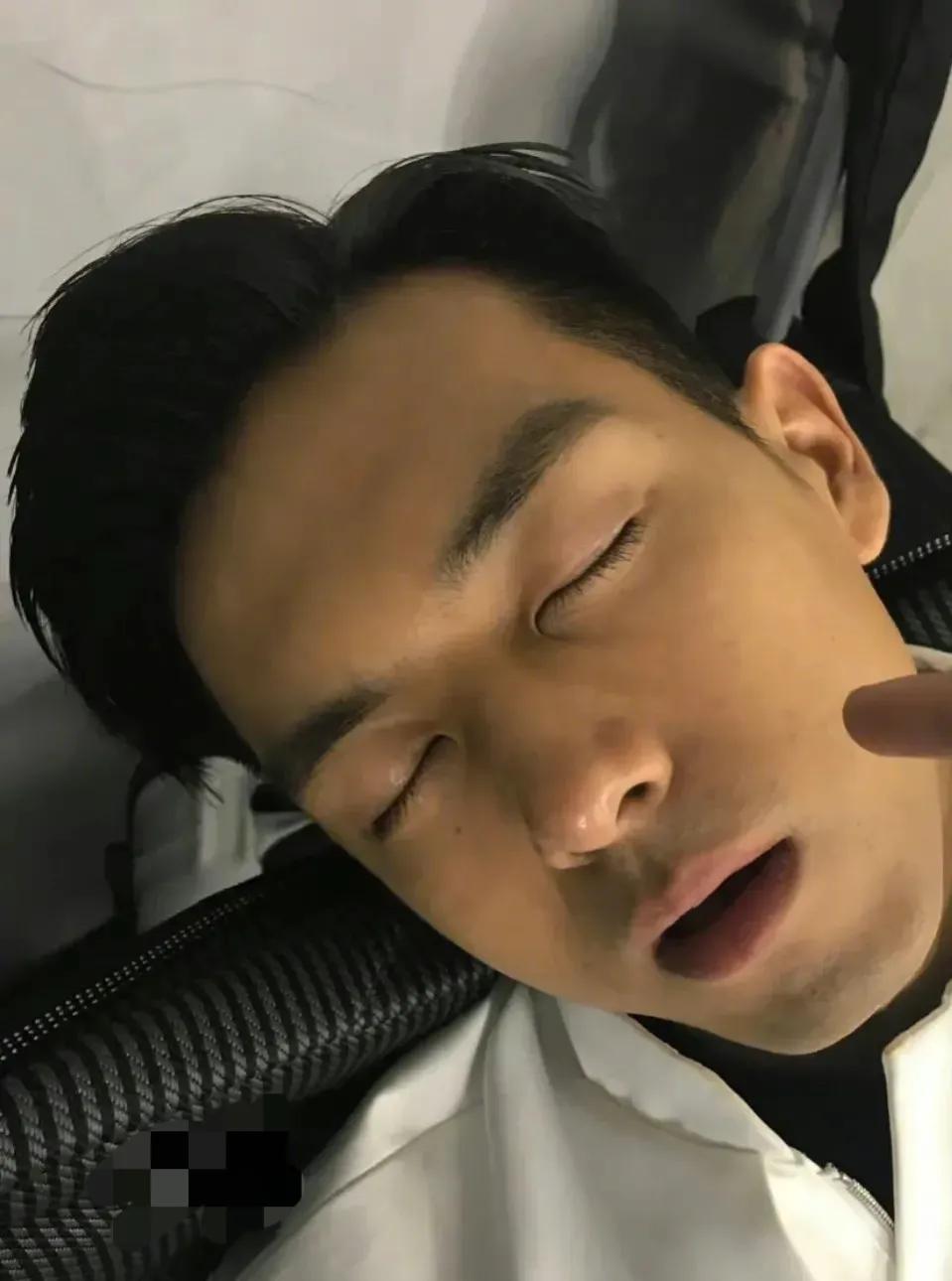 不仔细看，我以为睡觉的这个男明星是陈晓呢，结果不是。