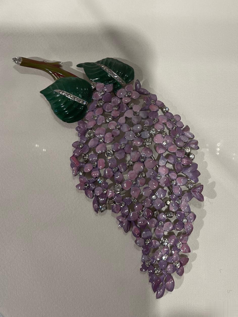 胸针—花卉 #沅汰博物馆# 花卉胸针，有种特别的魅力，好像戴上它就把田野、田园戴