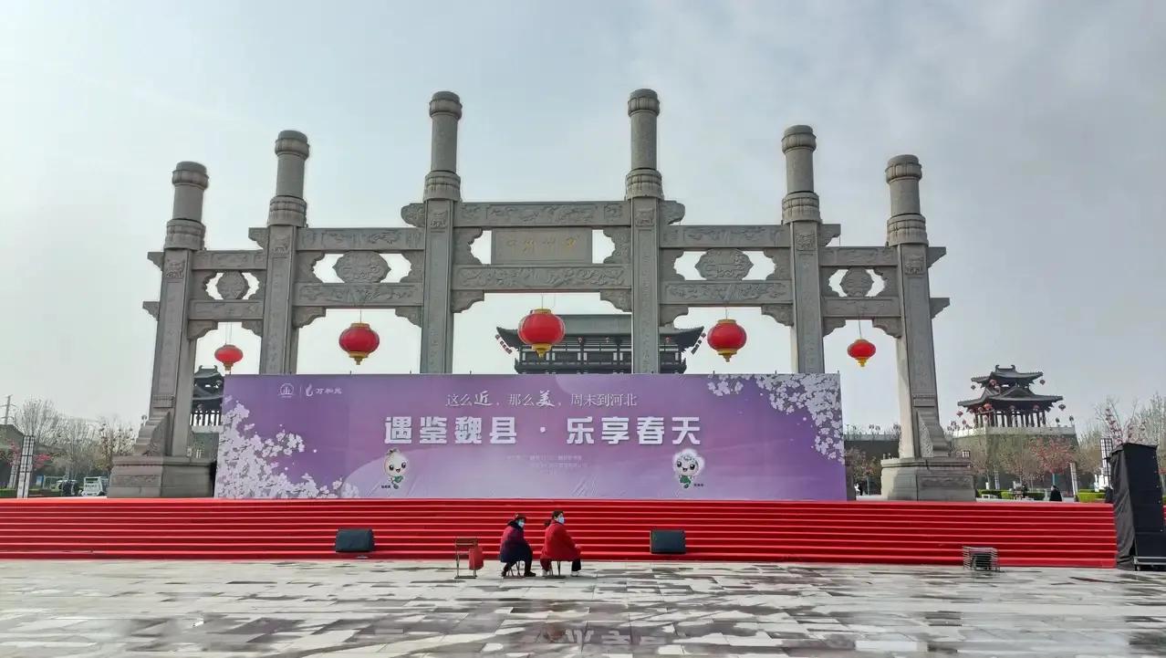 十几年前的这个季节，在学业繁忙的高中，语文老师和班主任带着我们去春游。

春天嘛