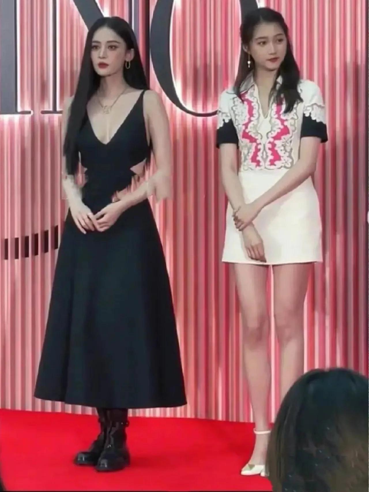 考古—古力娜扎和关晓彤（172cm) 同台
关晓彤和古力娜扎在海口一起出席某活动