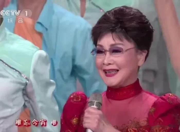 李谷一老师确定会缺席今年春晚，因为李老师刚刚阳康，正在恢复中，祝李老师新年快乐！