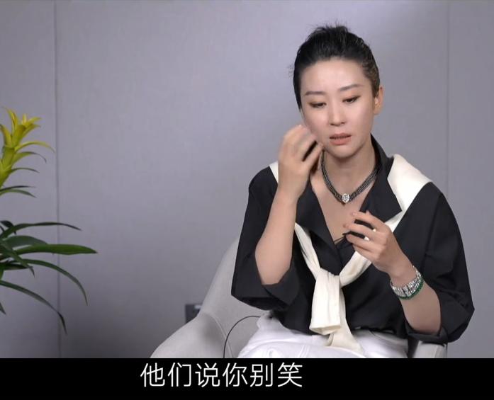 苗圃：今天我在拍照的时候，他们说，你别笑，脸上那个褶子什么的，我说就是想要告诉大