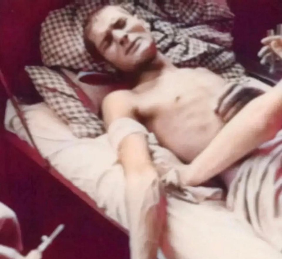 #历史那些事[超话]#1944年，达豪集中营，一名受害者正在参加一项党卫羽人体实